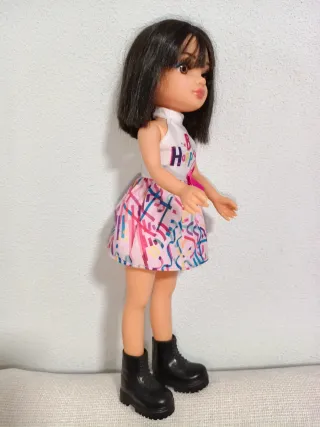 Muñeca Nancy con vestido, pantalón y botas