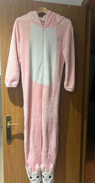 Pijama entero rosa con diseño de conejito