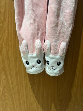 Pijama entero rosa con diseño de conejito