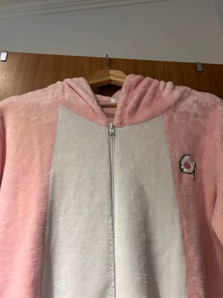 Pijama entero rosa con diseño de conejito