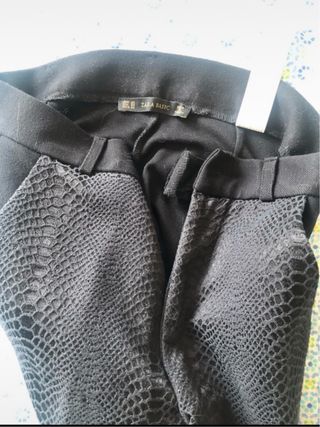 Pantalón pitillo Zara negro efecto piel