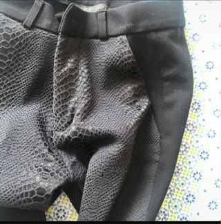 Pantalón pitillo Zara negro efecto piel
