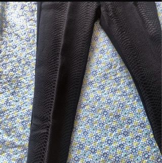 Pantalón pitillo Zara negro efecto piel