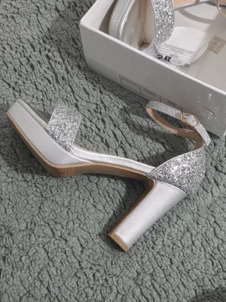 Zapatos de fiesta plateados con tacón