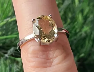 Anillo solitario de citrino facetado y plata 925