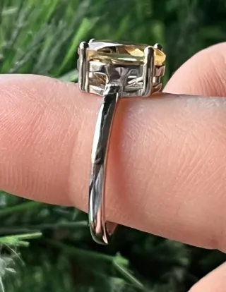Anillo solitario de citrino facetado y plata 925