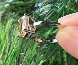 Anillo solitario de citrino facetado y plata 925
