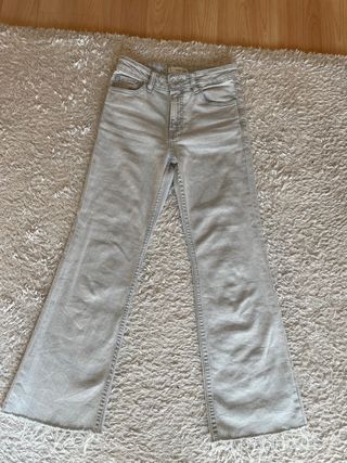 Pantalones campana gris claro Mango. T 32