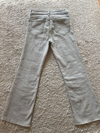 Pantalones campana gris claro Mango. T 32