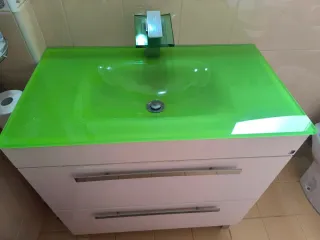 Mueble de lavabo con lavabo y grifo