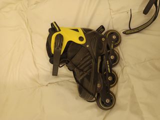 Patines de línea negros y amarillos