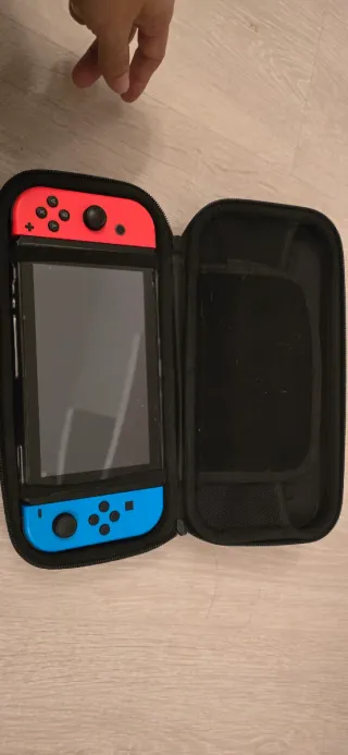 Nintendo Switch con funda y cuatro mandos