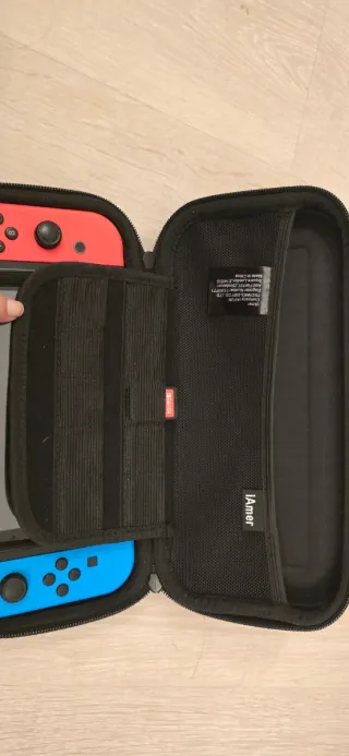 Nintendo Switch con funda y cuatro mandos