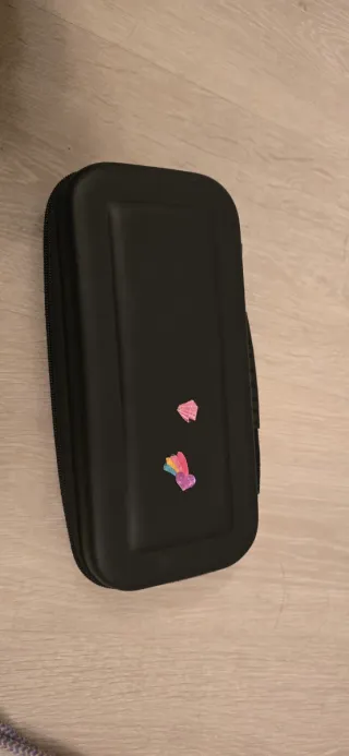 Nintendo Switch con funda y cuatro mandos