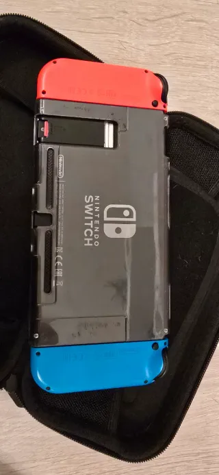 Nintendo Switch con funda y cuatro mandos