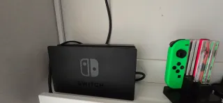 Nintendo Switch con funda y cuatro mandos