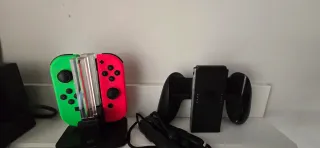 Nintendo Switch con funda y cuatro mandos