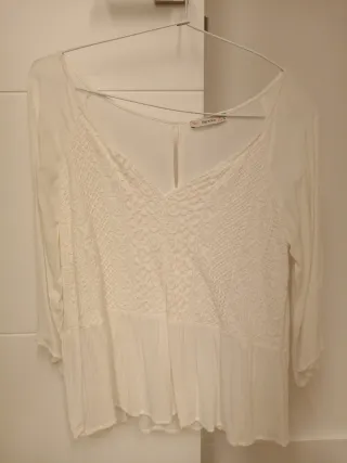Blusa Bershka bordada blanca Talla M
