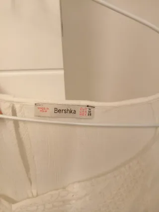 Blusa Bershka bordada blanca Talla M