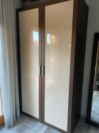 Dos armarios roperos de madera