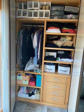 Dos armarios roperos de madera