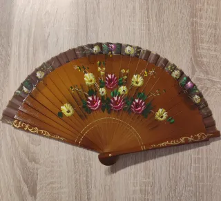 Abanico de madera pintado a mano
