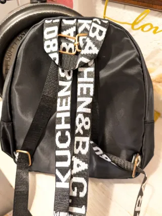 Mochila negra con tachuelas doradas