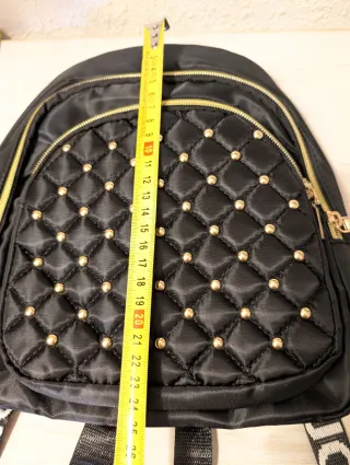 Mochila negra con tachuelas doradas