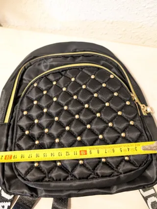 Mochila negra con tachuelas doradas