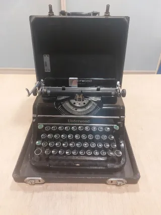 Máquina de escribir Underwood antigua maletín