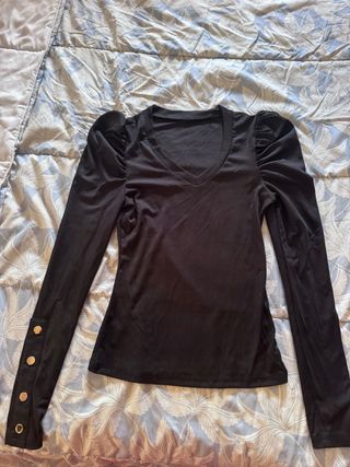 Camiseta negra manga larga con botones