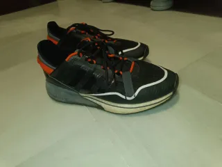 Adidas ZX negras con detalles naranja