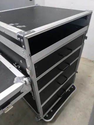 Rack convertible en mesa con cableado