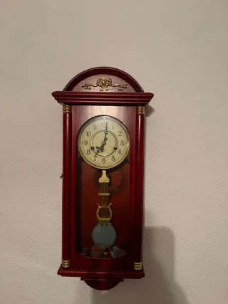Reloj de pared antiguo con llave original