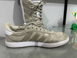 Zapatillas Adidas Beige y Doradas Talla 38