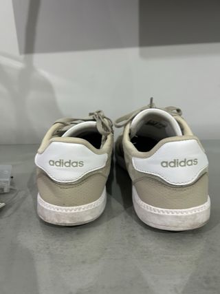 Zapatillas Adidas Beige y Doradas Talla 38