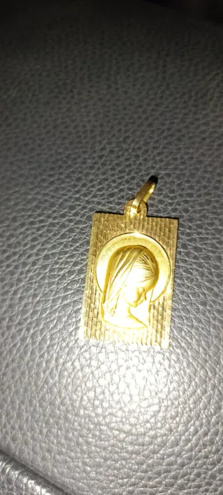Medalla Virgen María Oro
