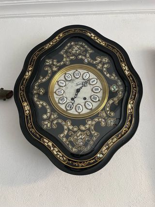 Reloj de pared antiguo decorado
