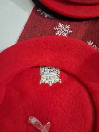 Boina roja con escudo de Pamplona