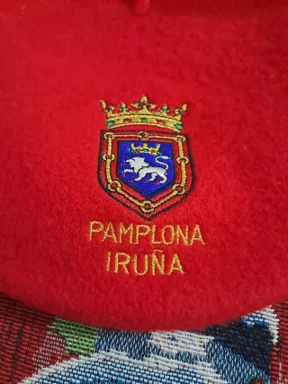 Boina roja con escudo de Pamplona