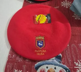 Boina roja con escudo de Pamplona