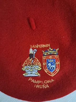 Boina roja con escudo de Pamplona