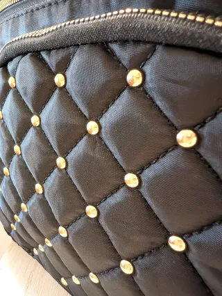 Mochila negra con tachuelas doradas