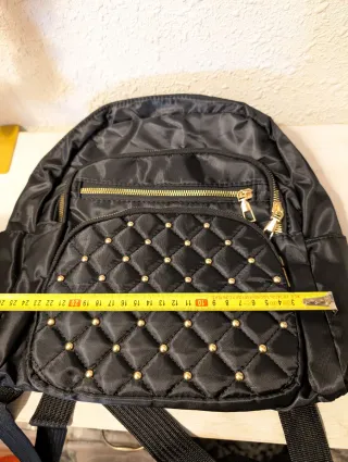 Mochila negra con tachuelas doradas