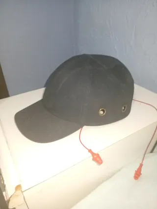 Casco de protección con tapones