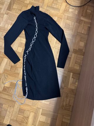 Vestido negro con cordones