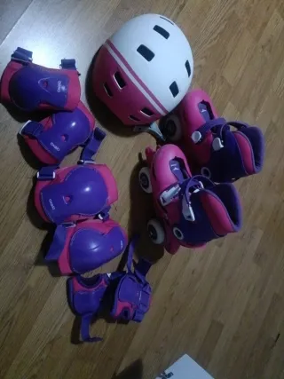 Casco y patines con protecciones