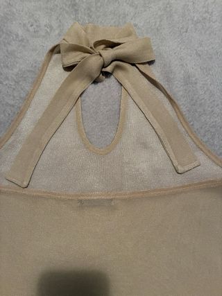 Top dorado metalizado con lazada al cuello