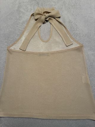 Top dorado metalizado con lazada al cuello