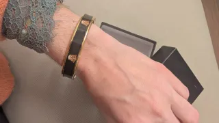 Pulsera Halcyon Days Negra y Dorada